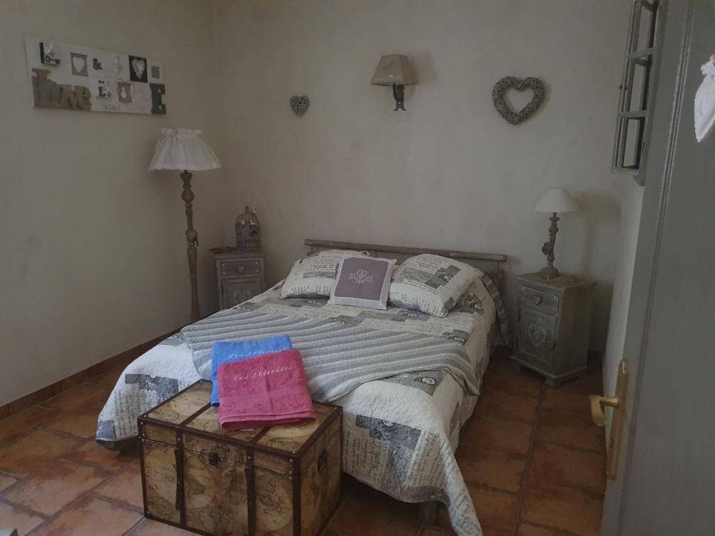 Bed and Breakfast Fenetre Sur Les Alpilles Saint-Martin-de-Crau Exterior foto