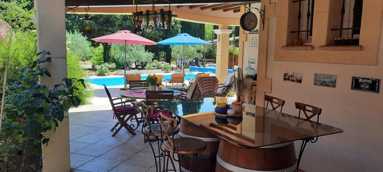 Bed and Breakfast Fenetre Sur Les Alpilles Saint-Martin-de-Crau Exterior foto
